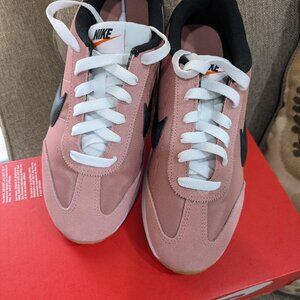 Women's Size 8 Nike Pacific Red Stardust/Black/Gum Brand New HM4771-601